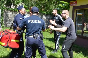 Świadkowie wzywają policjantów na pomoc.