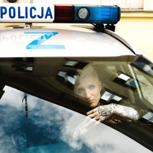 Katarzyna Puzyńska siedzi w radiowozie policyjnym