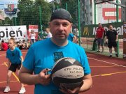 Maciej Fridek prezentuje piłkę z autografami, która zostanie zlicytowana podczas kolejnej imprezy charytatywnej na rzecz Jakuba Skoczylasa
