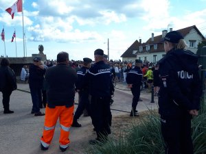Umundurowana polska policjantka z żandarmerią francuską. W tle tłum ludzi
