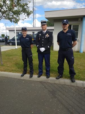 Trzech umundurowanych policjantów. Policjant po środku w mundurze Żandarmerii Francuskiej