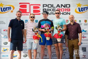 zwycięzcy zawodnici stoją na podium LOTTO Poland Bike Marathon w Urszulinie