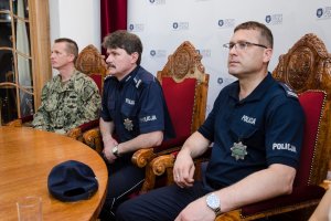 Na zdjęciu, od lewej: Komendant Szkoły Policji w Słupsku, zastępca dowódcy Bazy Redzikowo, Komendant Miejski Policji w Słupsku.