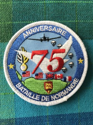 naszywka z napisem po francusku 75 rocznica lądowania aliantów w Normandii