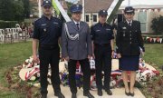 francuska policjantka i troje polskich policjantów za nimi pomnik poświęcony polskim lotnikom