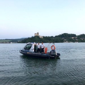 dwaj policjanci na łodzi policyjnej na jeziorze