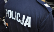napis policja na plecach koszuli policjanta