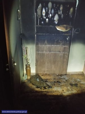 Drzwi do mieszkania po pożarze