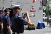 policjanci z orkiestry policyjnej grając na instrumentach uroczyście otwierają posterunek Policji