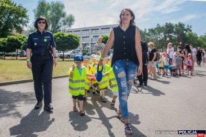 Dzień otwarty Centrum Szkolenia Policji w Legionowie – zastępca komendanta Anna Gołąbek z grupą dzieci