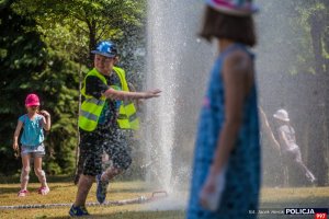 Dzień otwarty Centrum Szkolenia Policji w Legionowie – dzieci bawią się kurtynie wodnej