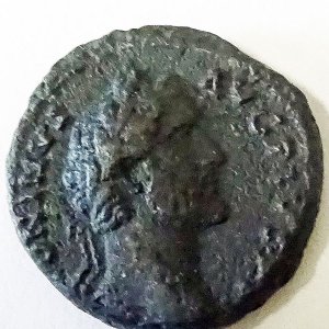 liczący prawie dwa tysiące lat rzymski denar cesarza Antoninusa Piusa zabezpieczony przez policjantów