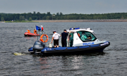 dwaj policjanci na łodzi policyjnej