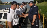 Komendant Wojewódzki Policji nadinspektor dr Krzysztof Pobuta gratuluje policjantom