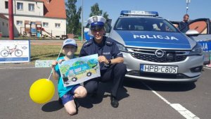 Policjantka z chłopcem, który namalował radiowóz