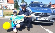 Policjantka z chłopcem, który namalował radiowóz
