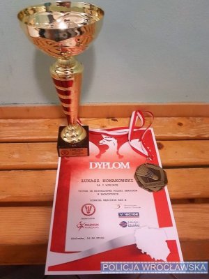 Puchar, złoty medal oraz dyplom mistrzostw Polski amatorów w badmintonie