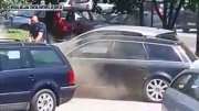 policjant gasi palące się auto