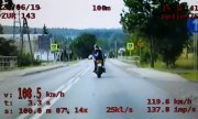 motocyklista na drodze w terenie zabudowanym przekracza prędkość