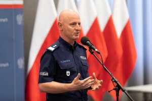 Komendant Główny Policji gen. insp. Jarosław Szymczyk przemawia do nagrodzonych policjantów