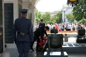 Minister Sprawiedliwości składa kwiaty na grobie Nieznanego Żołnierza