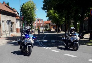 policjanci na motocyklach zabezpieczają zawody