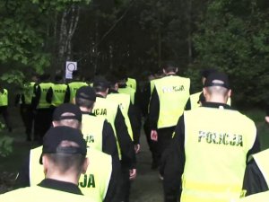 grupa policjantów w trakcie poszukiwań