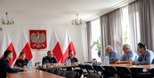 kierownictwo polskiej Policji na spotkaniu w KGP z trzyosobową delegacją Państwowej Wyższej Szkoły Służby Publicznej z Budapesztu