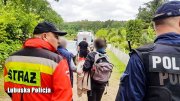 Policjanci prowadzą poszukiwania kobiet w terenie leśnym