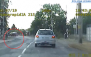 Zdjęcie z wideorejestratora zamontowanego w radiowozie pokazuje uciekający pojazd