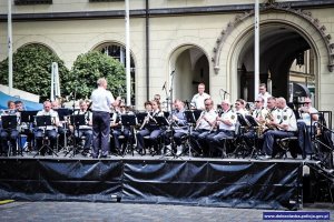 Orkiestra Policyjna Wolnego Kraju Saksonia z Drezna w trakcie występu na wrocławskim Rynku