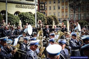 Wokalista Orkiestry Straży Granicznej z Nowego Sącza podczas wspólnego występu orkiestr