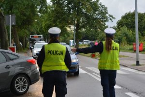 Dwie policjantki kierujące ruchem drogowym