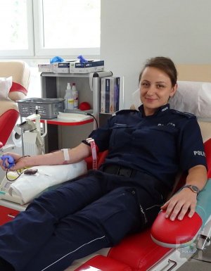 policjantka podczas oddawania krwi