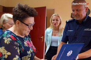 Komendant Miejski Policji w Żorach wręcza dyplom Pani Krystynie, w tle Pani Anna Ujma i Pani Barbara