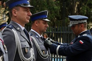 Komendant odznacza medalem Zasłużony Policjant
