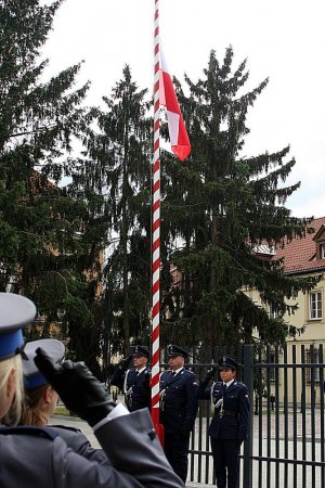 podnoszenie flagi na maszt