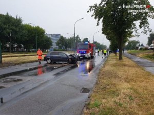 uszkodzony w wypadku samochód, stojący w poprzek jezdni pojazd marki opel