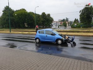uszkodzony w wypadku pojazd marki chevrolet stojący na jezdni