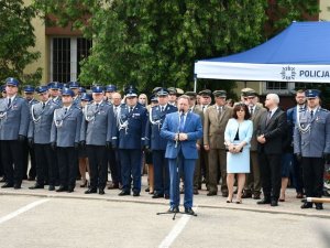 przemówienie MSWiA Jarosława Zielińskiego, w tle zaproszeni goście oraz policjanci