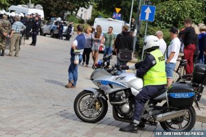 umundurowany policjant ruchu drogowego na motocyklu