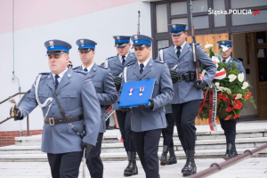 policjanci z kompanii honorowej niosą odznaczenia Ś. P podinspektora Krzysztofa Skowrona