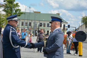 komendant wojewódzki policji w Białymstoku gratuluje policjantom