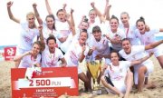 Zwycięska drużyna w zawodach o Puchar Polski w Beach Soccerze kobiet z medalami