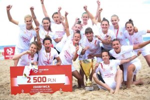Zwycięska drużyna w zawodach o Puchar Polski w Beach Soccerze kobiet z medalami