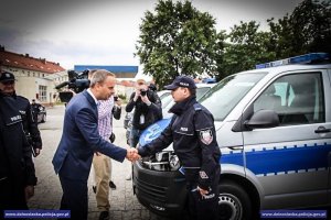Wojewoda Dolnośląski gratuluje policjantom odebrania nowych radiowozów