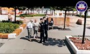 dwaj policjanci w mundurach rozmawiają ze starszą kobietą i mężczyzną