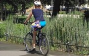 Kobieta na rowerze w kasku