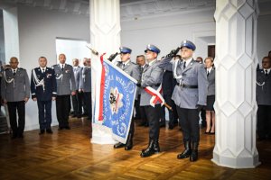 Policjanci oddają honory pod Tablicą Pamięci w Komendzie Wojewódzkiej Policji we Wrocławiu
