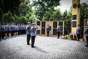 Policjanci oddają hołd przy pomniku poległych policjantów na Cmentarzu Osobowickim